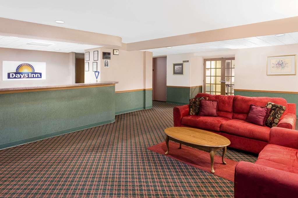 Days Inn By Wyndham Neenah Interior photo