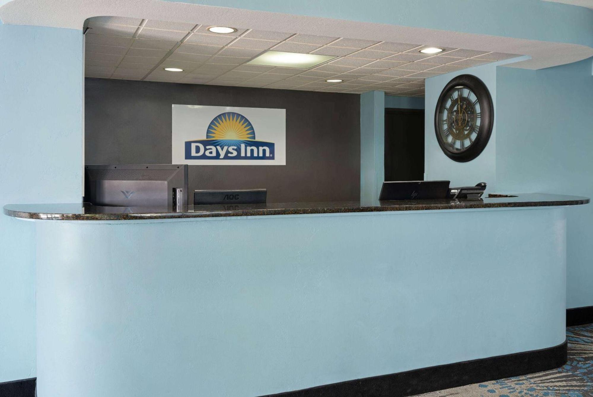 Days Inn By Wyndham Neenah Exterior photo